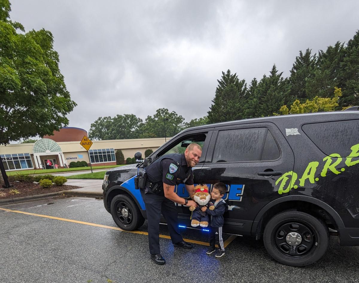 Officer Null and a child at the library.